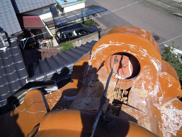 鬼瓦近くの棟瓦を撤去